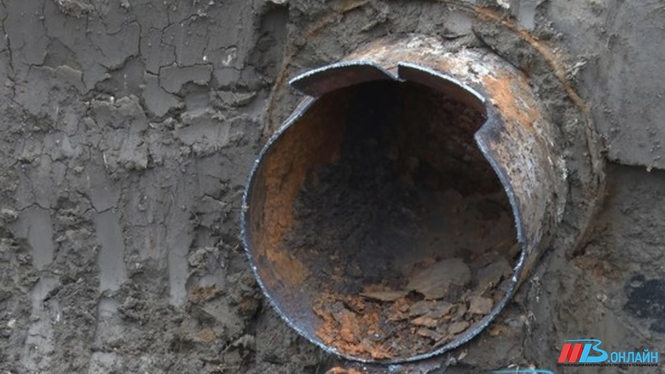 В Волгограде после прорыва восстанавливают 50-летний трубопровод